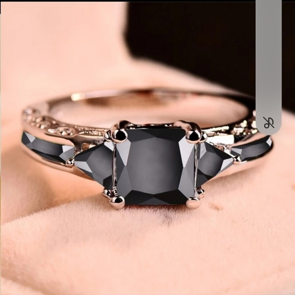 Jewelry - Elegant Black Stone Three-Stone Ring - Unbranded